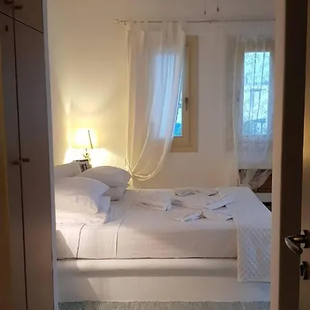 Nafsika Paros בית נופש לוגאראס
